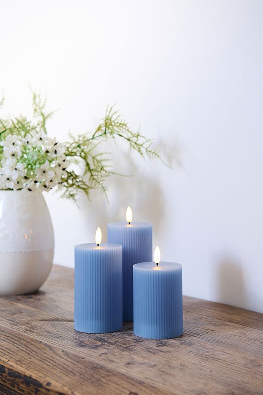 SIRIUS® LED Echtwachskerzen "Smilla" wiederaufladbar 3er Set Ø 7,5 cm blau